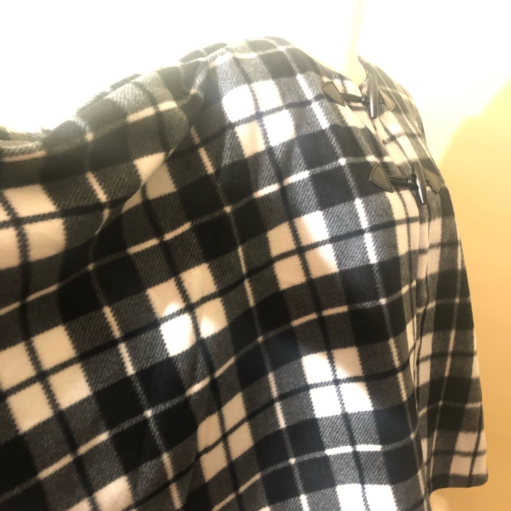 Women s cape for 3 sessions , soft and worm, plaid coat to used on top off you